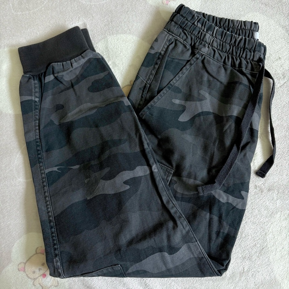 Preloved Aritzia TNA Camo Joggers Size XS